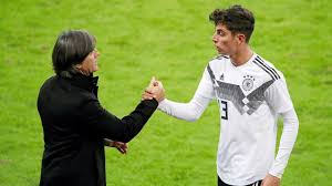 Laut der ‚sport bild' winken ihm in fünf vertragsjahren satte 100 millionen euro gehalt. Nationalmannschaft Kai Havertz Ist Der Neue Liebling Von Joachim Low Bildplus Inhalt Fussball Bild De