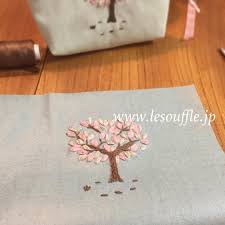 ラメ入りのピンクも加えてさくら完成 ラミネート加工の帆布にリボン刺繍 意外に映えると思ってます ポーチになります 無断転載禁止 リボン刺繍 リボン 刺繍 刺しゅう 手芸 ステッチ 刺繍作家 ribbonembroideryart ribbonembroid リボン刺繍 手芸