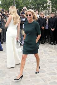 Elle apparaît quelquefois dans les éditions du journal d'antenne 2, notamment pour donner les évolutions du cours de la bourse depuis le palais brongniart. 100 Claire Chazal Ideas Claire Chazal Style Older Fashion Style