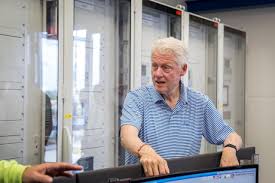 Described by clinton as a dear friend and trusted advisor. Bill Clinton Vacations In Punta Cana Selfies Shopping And Lots Of Golf Provaltur