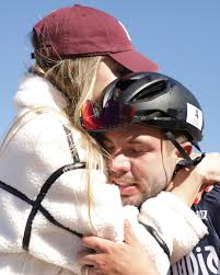 GRANDEEEEEE @alvarohodegchagui 🔥 El capillo alzó los brazos en Uruguay en  señal de que ha vuelto para triunfar, luchó y se levantó. Hoy Álvaro Hodeg  vuelve a sonreír y su esfuerzo brilla