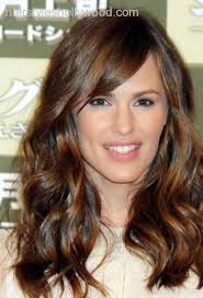 Jennifer Garner Medium To Long Wavy Hair With Side Swept Bangs Jpg 375 550 Jennifer Garner Hair Brunette Hair Color Hair Styles