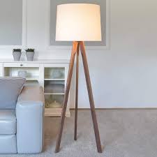 Herzblut Tre Stehlampe Schirm Weiss Nussbaum Geolt In 2020 Stehlampe Schwarz Stehlampe Wohnzimmer Stehlampen Wohnzimmer