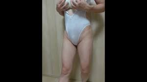 ウエットスーツ素材の水着を着てCカップのおっぱいの乳首いじり