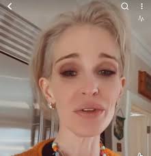 Kelly Myers didn't think much of her father Everton Myers' texting habits.  That is, until she started posting screenshots of his messages to social  media. Everton texts his family in a professional