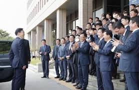 10월 21일 열린 국회 법사위 국정감사에서 자유한국당 장제원 의원이 황희석 검찰 개혁 추진 단장에게 질의하고 있다. 0x0crpjdlke2ym