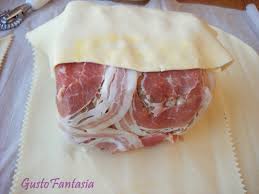 Il filetto di maiale sarà avvolto da fettine di pancetta e cotto all'interno di una gustosa crosta di pane. Arista Di Maiale In Crosta