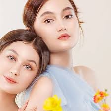 Gaya Pemotretan Zoe Abbas Jackson dan Laura Jackson, Kakak Beradik Kompak