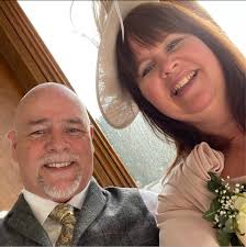 Hi all, does anyone know Alison Button? Her phone case has been handed in  to the Sedgemoor Inn. There is no phone but the cards are still in there.