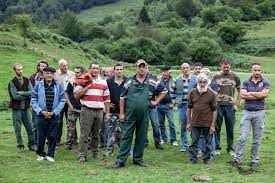 Seul problème, les assurances exigent la présence d'un. Photo Du Film Un Village Presque Parfait Photo 34 Sur 34 Allocine