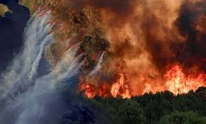 Κινητοποιήθηκαν 25 πυροσβέστες, εννιά οχήματα και τρία αεροσκάφη. Gvvze9ik3ybnkm