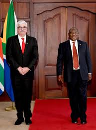 Inga röda fanborgar eller svenska flaggor, inga. Presidency South Africa On Twitter Ambassador Of The Kingdom Of Sweden His Excellency Mr Hakan Juholt And Ms Asa Juholt Presents His Letter Of Credence To His Excellency