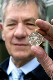 Sir Ian McKellen, üzerinde Gandalf'ın resmi olan bir Yeni Zelanda parası  tutuyordu. -2003 : r/lotr