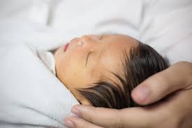 Di kamarku aku nggak bisa tidur karena cuaca yang nggak enak, dan aku tak bisa membuang lamunanku tentang tubuh indah ibuku. Cerpen Abang Nak Buat Baby