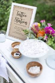 Hochzeit Ideen Tattoos Fur Die Hochzeitsgaste Mit Dieser Coolen Tattoo Station So Konnt Ihr Hochzeitsgaste Beschaf Hochzeit Aktivitaten Hochzeit Bar Hochzeit