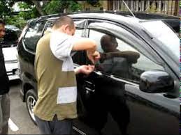 Pintu terkunci dari dalam pulak, macam mana nak masuk rumah ni?. Avanza Kunci Tinggal Dlm Keta Youtube