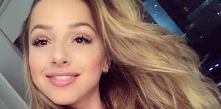 She is 25 years old and is a capricorn. De Knappe Emma Heesters Knalt Iedereen Omver In De Hitlijsten In 2020