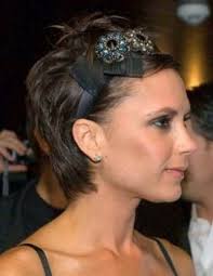 With shorter hair on the back and longer hair on the front, she looked like an angel when she wore this hairstyle. 11 Short Hairstyles With Headbands Fun Accessories