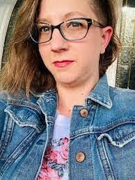 Lynette Metcalf's Instagram, Twitter & Facebook