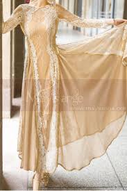 Insert en dentelle à volant pour cette sublime robe de soirée noire, très classe. Robe De Soiree En Dentelle Somptueuses Robes De Soiree En Dentelle