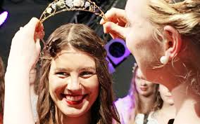 Die neue Saar-Obermosel- Weinkönigin Lea Zengerli wird gemeinsam mit den  Prinzessinnen Karolin Klein und Julia Schuster beim 59. Saarburger  Saarweinfest feierlich in ihr Amt eingeführt.