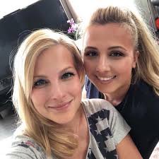 Nicsak ki van itt? @GombosEdina végre!❤️ olyan jó újra látni! Nózi is örült  neki!🐾😘 #baratnő #akkorishamesszevan #demostvégreitthon #gombosedina