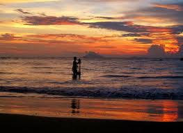 Pantai berpasir putih dengan tekstur yang halus dan lembut, air laut yang berwarna biru serta ombak yang tidak terlalu besar, membuat. Anyer Juga Punya Pantai Florida Foto 0