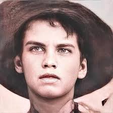 Interesante fotografía de un par de niños descalzos pero con su carabina  30-30 y su par de cananas, se trata de Marcelino Sanchez de 14 años y José  Monroy de 13 años