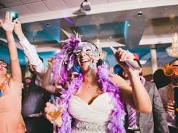 Combo hora loca neon para 60 personas de 180 artículos. 5 Ideas Para Sorprender A Tus Invitados En La Hora Loca Hora Loca Boda Latina Boda Colombiana