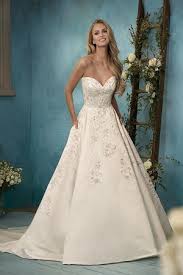 Carolina herrera custom made wedding dress size 8. F191065 Sweetheart Strapless Satin Ball Gown Wedding Dress