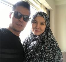 Fauzi menjelaskan anaknya baru berusia setahun lebih dan bau bayi adalah satu bau yang unik menyebabkan dia amat tertarik dengan bau tersebut. Fauzi Nawawi Beri Syarat Untuk Lelaki Yang Ada Hati Mahu Tackle Anak Perempuannya Berita Steady