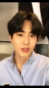 Fleksibilitas gaya rambut belah tengah menjadi pilihan yang nyaman untuk digunakan di segala occasion, seperti saat pergi bekerja atau ke pesta. Suho S Curtain Hair Curtainhairkjm Twitter