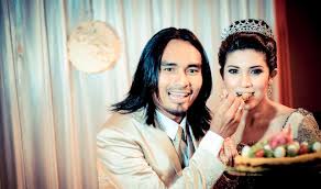 Izreen azminda mengumumkan kini sedang hamil tiga bulan. Suami Izreen Azminda Nafi Lafaz Cerai Di Set Penggambaran