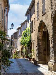 Ensuite, au xiv e siècle, le village s'est recentré sur le haut de la colline, se protégeant derrière le rempart actuel 20. A Rich And Diverse Heritage Charm Of Provence French Riviera