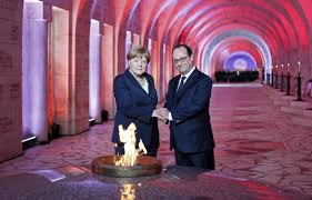 Le premier refusera de se joindre à cette initiative alors que le second se montrera plus. Histoire Des Arts 3eme La Poignee De Mains De F Mitterrand Et H Kohl Blogue Pedagogique