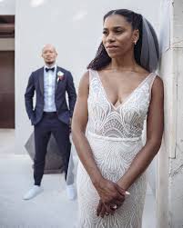 The maggie pierce actress shared a photo of a positive clearblue pregnancy test and a caption revealing the news. Grey S Anatomy Star Kelly Mccreary Shares Her Bridal Beauty Regimen Martha Stewart