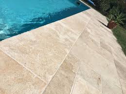 Pour les articles homonymes, voir tuf. Terrasse Et Contour De Piscine En Travertin Modern Pools Sonstige Von Id Projectt