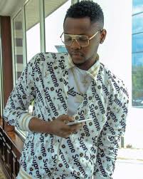 Nigeria beigetreten 18 feb 2019. Kiss Daniel Splashes Over N14m On Diamond Encrusted Chain Realchannelng Designer Wear How To Wear Daniel