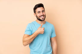 A la humanidad, cada individuo. Hombre Guapo Con Binoculares Negros Foto Premium