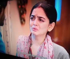 Sailee is becoming a crying 😢 baby 🤱!!!!instead of telling Roshni both of  them are daughters in-law, both their hands 👐 are functioning properly And  tell Renuka to do it for Roshni,😡😡Sachin