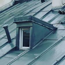 Une Lucarne En Chien Assis C Est Ca Est Uniquement Ca La Pente Du Toit Part Dans Le Sens Inverse De Celui De La Toiture Chienassis Lucarne Toitureparisien