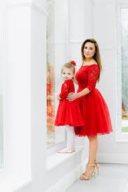 Spitzenkleider als taufe outfit für mama spitzenkleider in weiß sind eine beliebte wahl für die mütter, die sehr elegant und festlich aussehen möchten. Mutter Tochter Cocktailkleider In Rot Aus Spitze Kleiderfreuden