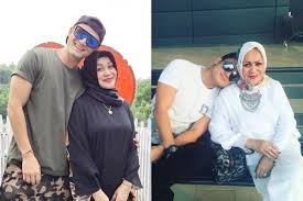 Indra yang terlihat begitu terpukul dan sedih atas kepergian ayahandanya mengaku ikhlas jika memang itu sudah jalan yang terbaik bagi sang ayah. Betah Melajang Ini 10 Potret Kedekatan Indra Bruggman Dan Sang Ibu