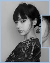 在本期杂志中，镜头下最闪耀的明星是中美混血模特黛西·康（Daisy Kang）。她以既温柔又坚定的气质，重新诠释了极简主义之美。在这个充满飘逸面料、利落剪裁与柔和粉彩色调的时尚专栏中，黛西带领我们踏上了一段优雅的旅程——在时尚与自我之间，找到和谐交汇的那一刻  ...