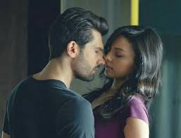 Kara Sevda Emir Actors Famous In Love Poses