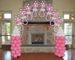 Para un baby shower más activo, coloca biberones en forma de triángulo con un poco de arena. Arreglos Para Baby Shower De Nino Y Nina Ideas Increibles Centros De Mesa Decoracion Con Globos Globos Decoraciones De Globos Para Fiesta