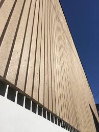 Vertikal mafsallı bom liftler 14m'den 47.3m'ye kadar maksimum çalışma yüksekliğine sahip, akülü ve dizel motorlu olmak üzere iki türe ayrılır. Holzfassade Vertikal Fassade Holz Holzfassade Fassade