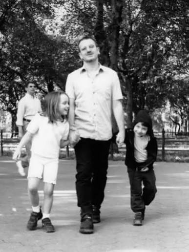 🇵🇪 U2 PERU - Comunidad 🇵🇪 | Entrañable foto del recuerdo: Bono y sus dos hijas durante su infancia: Jordan Joy Hewson, actualmente empresaria de éxito; y Eve Hewson,... | Instagram