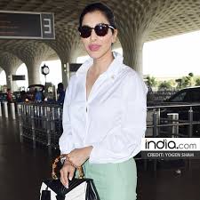 Ranbir Kapoor In Short Kurta Snapped At Mumbai Airport Airport Spotting Celebs Travel Outfits That You Can Update Your Wardrobe With Fashion Photo Gallery India Com Photogallery Nephew of actors randhir kapoor, rajiv kapoor, kunal kapoor.