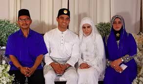 Perceraian aliff aziz dengan bella astillah pernah menjadi berita hangat suatu ketika dahulu. Ariff Aziz Nafi Nikah A Aida Kerana Kemewahan Wang Ringgit